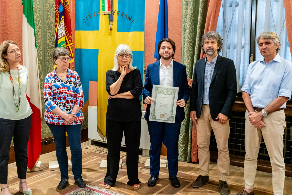 damiano-zanghi-e-uno-dei-quattro-giovani-con-il-premio-stefano-bertacco