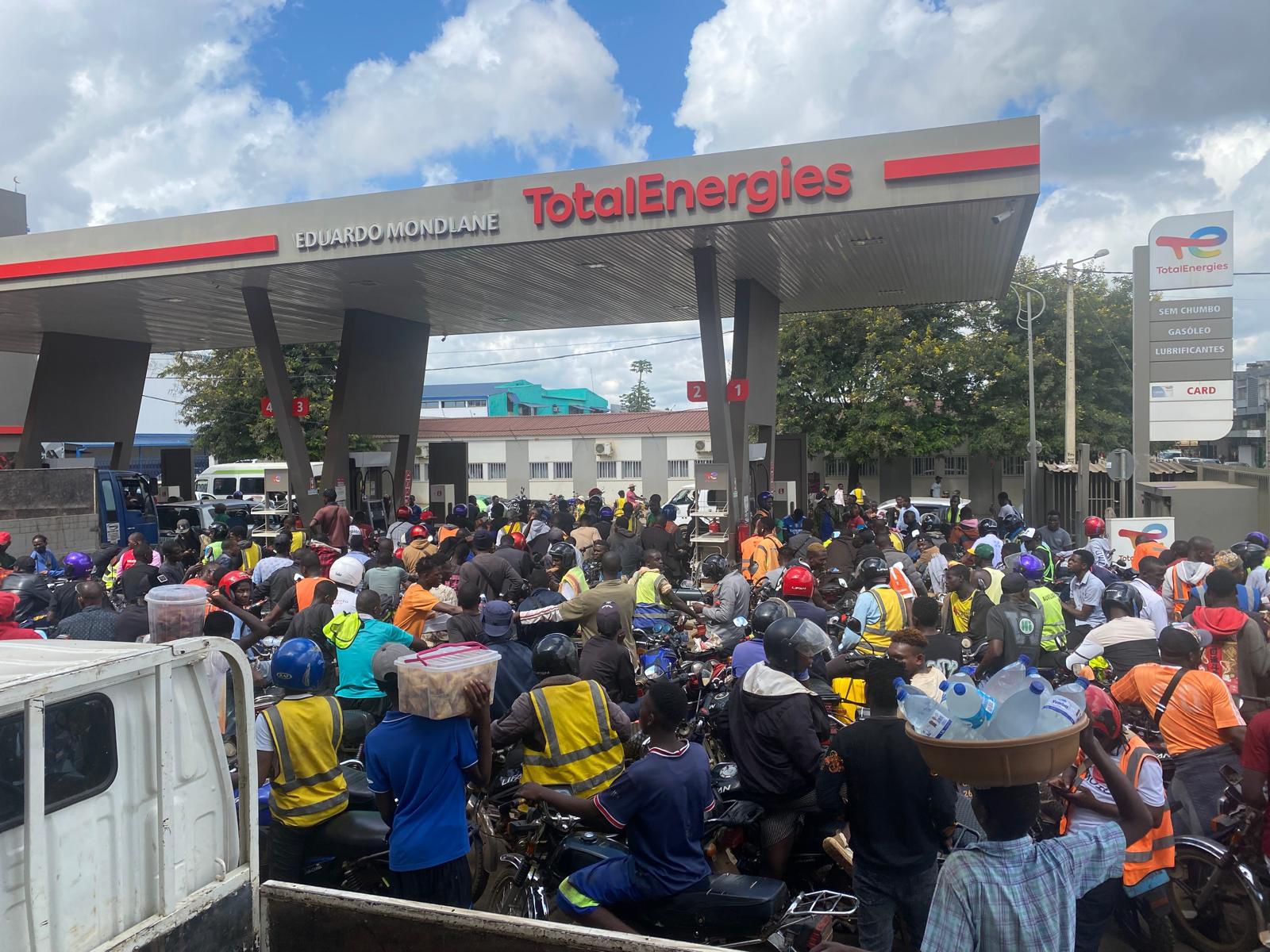 manca-il-carburante-nellombra-la-guerra-del-pane